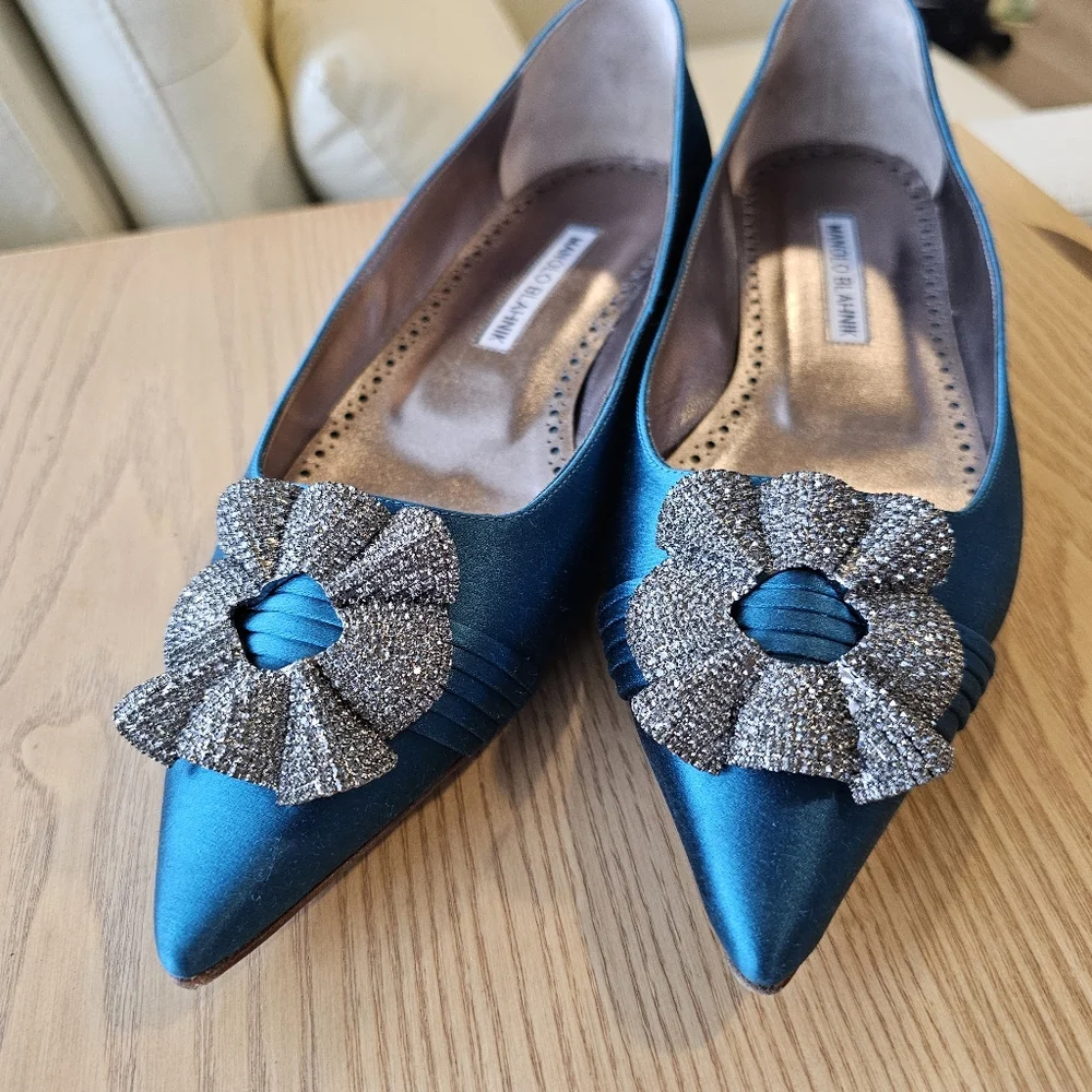 Manolo Blahnik Sinal Wave-Embellished Buckle Satin Flats, Blue - Picture 2 of 8
